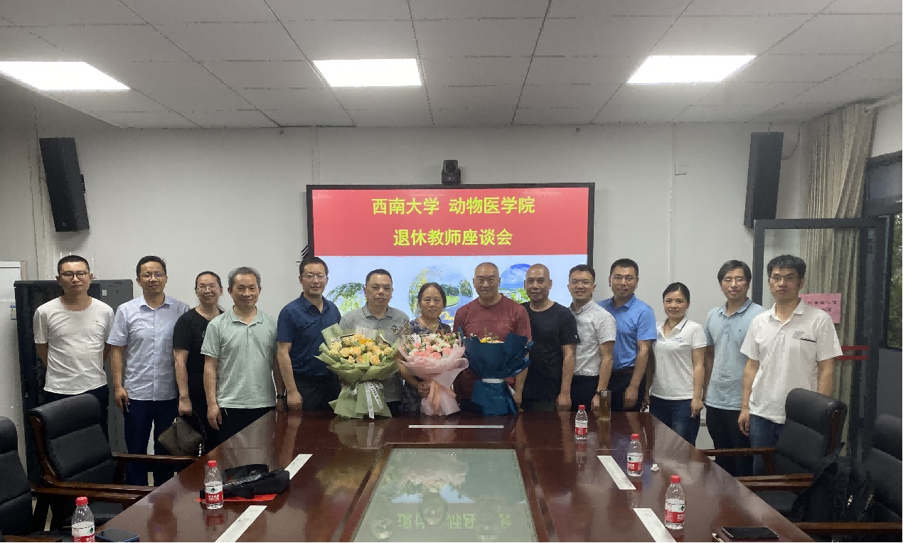 51风流
为唐建华、伍莉和陈吉轩三位老师举行退休座谈会