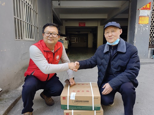 图3 给明月天兆猪业送药.jpg