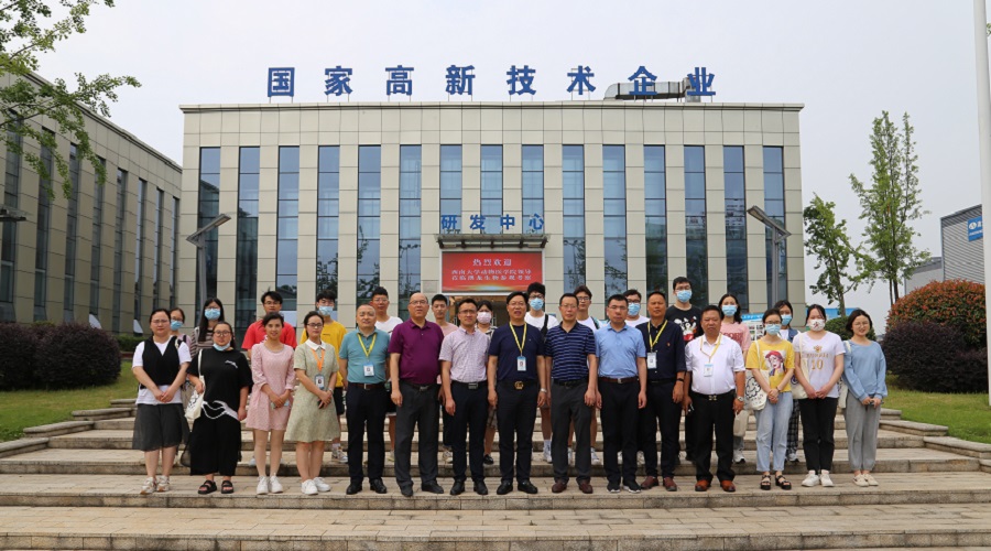 图1:51风流
一行与重庆澳龙生物制品有限公司合照.jpg