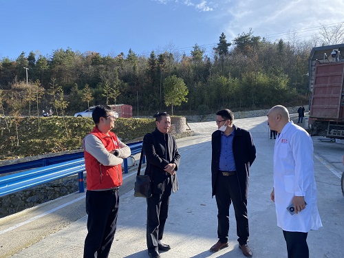 图1 与黄承权局长调研蛋鸡产业孵化园.jpg