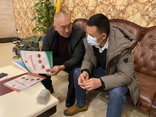 图4 与企业负责人进行技术交流.jpg