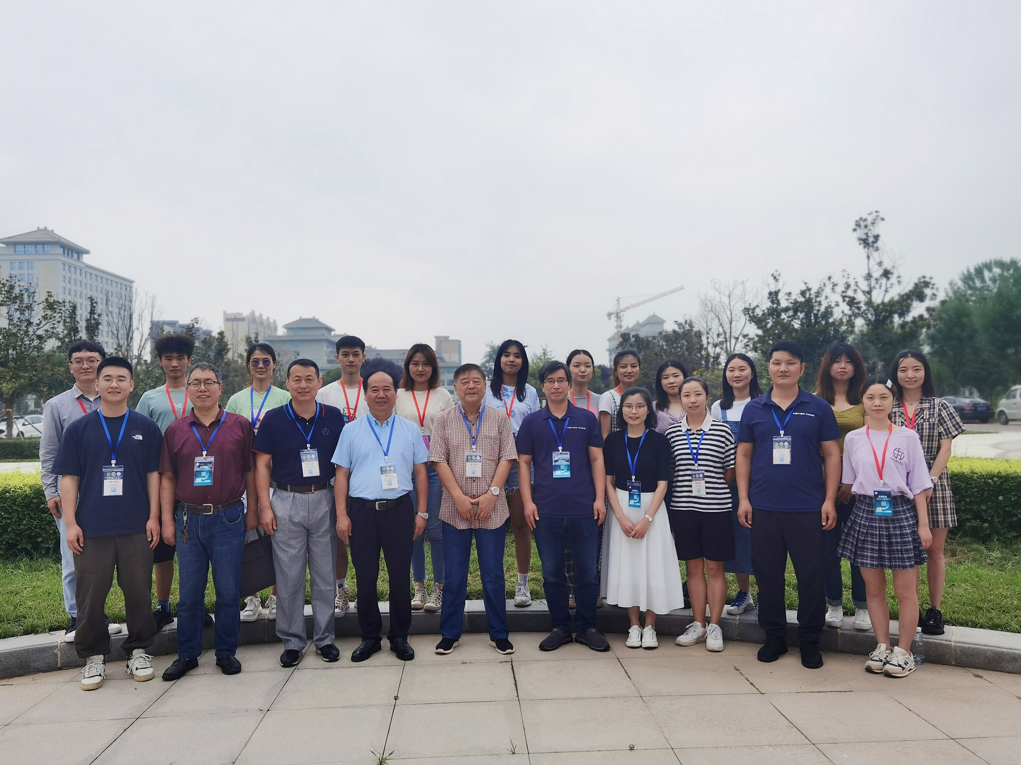 图4 学院师生合影.jpg