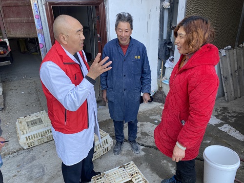 图2 在田袁旺鸡场进行技术交流.jpg